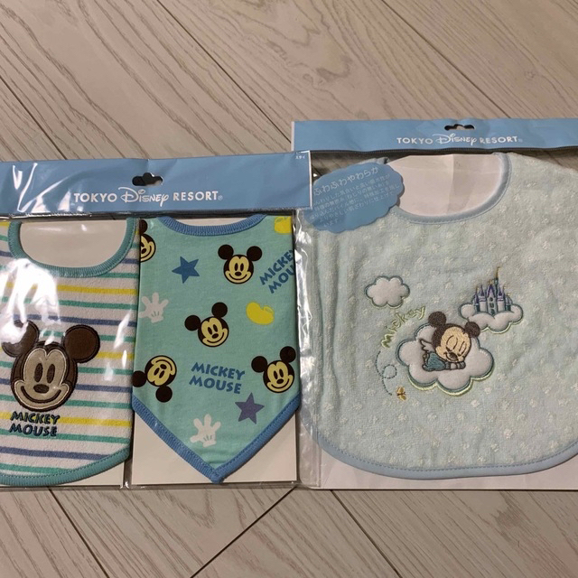 Disney(ディズニー)の新品 未開封 ディズニー スタイ 4点セット キッズ/ベビー/マタニティのこども用ファッション小物(ベビースタイ/よだれかけ)の商品写真