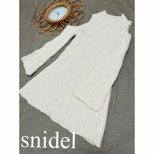 SNIDEL(スナイデル)の美品　snidel  ニット　ワンピース　モヘア　羊毛　ショルダーオープンニット レディースのワンピース(ミニワンピース)の商品写真