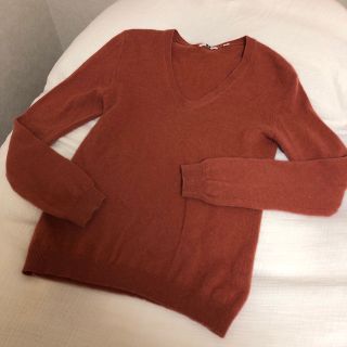 ユニクロ(UNIQLO)の【モノトーンの差し色に】カシミヤ100% オレンジニット ユニクロ UNIQLO(ニット/セーター)