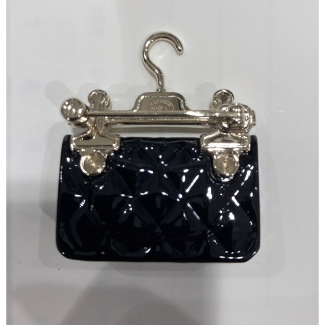 CHANEL(シャネル)のCHANEL シャネルショルダーバッグマトラッセバッグブローチブラッククルーズ レディースのアクセサリー(ブローチ/コサージュ)の商品写真