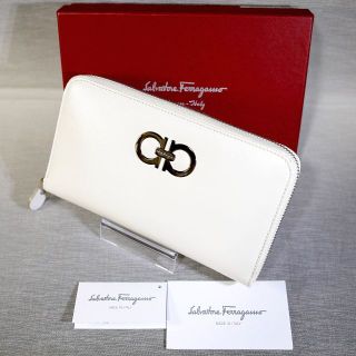 サルヴァトーレフェラガモ(Salvatore Ferragamo)の【極美品 送料込み】フェラガモ ガンチーニ ホワイト ラウンド 長財布(財布)