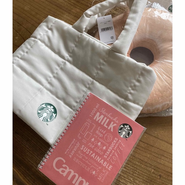 Starbucks Coffee(スターバックスコーヒー)のスタバ福袋 2023 キルティングトート　クッション ノート エンタメ/ホビーのコレクション(ノベルティグッズ)の商品写真