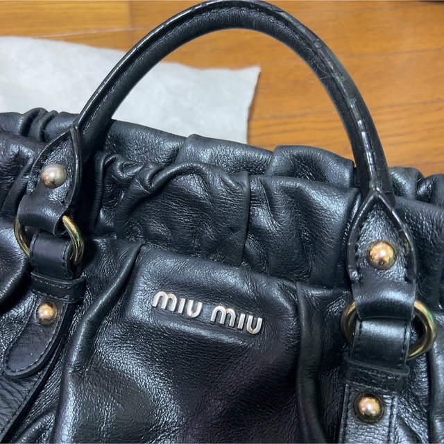 miumiu(ミュウミュウ)のmiumiu レザーハンドバッグ レディースのバッグ(ハンドバッグ)の商品写真