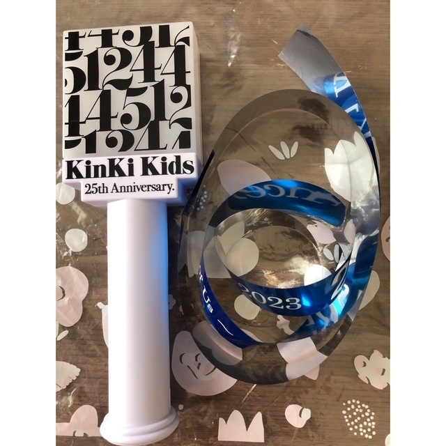 KinKi Kids(キンキキッズ)のキンキキッズ　ペンライト＋銀テープ1本付き エンタメ/ホビーのタレントグッズ(アイドルグッズ)の商品写真