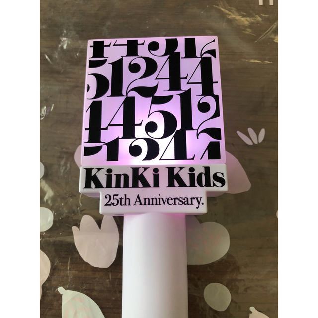 KinKi Kids(キンキキッズ)のキンキキッズ　ペンライト＋銀テープ1本付き エンタメ/ホビーのタレントグッズ(アイドルグッズ)の商品写真