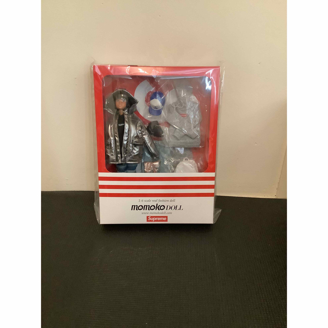 supreme momoko DOLL