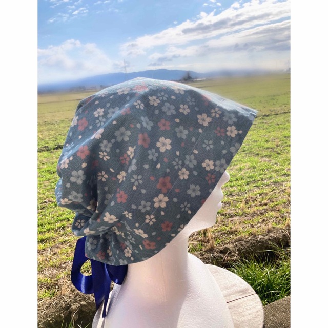 サックスブルー色　桜が舞う生地の医療用帽子／寝ぐせ／ガーデニング用 ハンドメイドのファッション小物(帽子)の商品写真