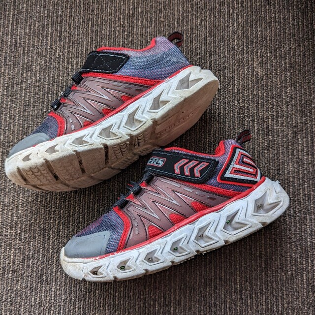 SKECHERS(スケッチャーズ)の17cmスケッチャーズ光るスニーカー キッズ/ベビー/マタニティのキッズ靴/シューズ(15cm~)(スニーカー)の商品写真