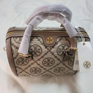 トリーバーチ(Tory Burch)の(タグ付き 新品未使用)トリーバーチ Tモノグラムバレルバッグ(ボストンバッグ)