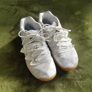 ナイキ(NIKE)のNIKE　カイリー5 ホワイト　22.0(バスケットボール)