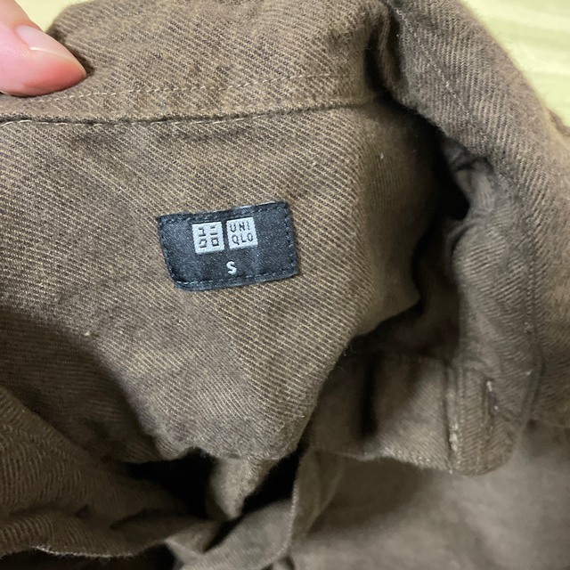 UNIQLO(ユニクロ)のユニクロ　シャツ　ブラウン　レディースS レディースのトップス(シャツ/ブラウス(長袖/七分))の商品写真