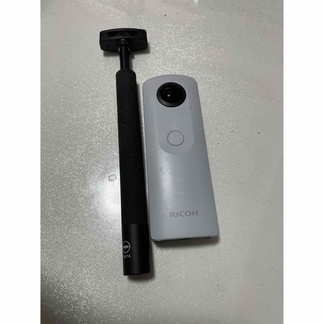 RICOH(リコー)のRICOH THETA 360度カメラ ホワイト スティック付き スマホ/家電/カメラのカメラ(その他)の商品写真