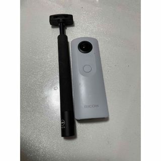 リコー(RICOH)のRICOH THETA 360度カメラ ホワイト スティック付き(その他)