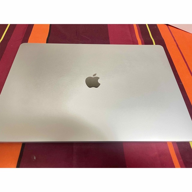 Apple(アップル)の【美品】MacBook Pro 2019 16インチ　USキーボード スマホ/家電/カメラのPC/タブレット(ノートPC)の商品写真