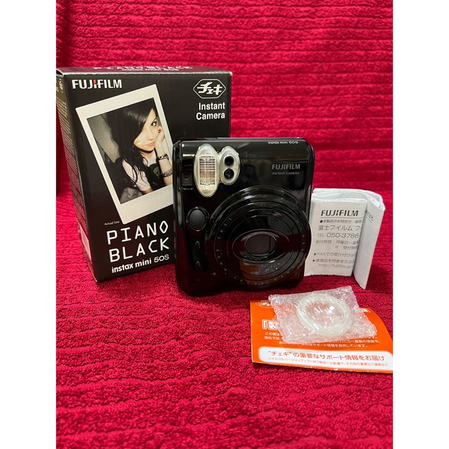 美品☆ チェキ instax mini 50s PIANO BLACK スマホ/家電/カメラのカメラ(フィルムカメラ)の商品写真