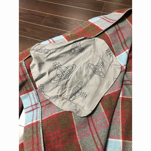 Vivienne Westwood(ヴィヴィアンウエストウッド)の【新品】ヴィヴィアンウエストウッド マフラー付ビッグコート レディースのジャケット/アウター(その他)の商品写真