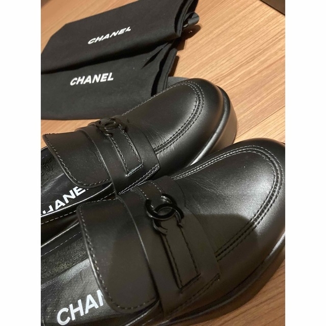 CHANEL(シャネル)のシャネル　CHANEL 2022 レザー　ローファー　ブラックシャネル　シューズ レディースの靴/シューズ(ローファー/革靴)の商品写真