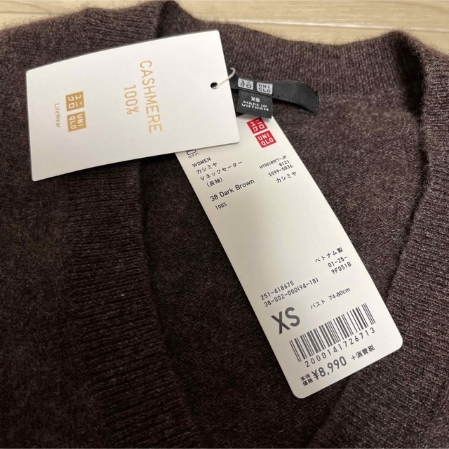 UNIQLO(ユニクロ)の最終値下げ　新品 ユニクロ　カシミヤ Vネックセーター レディースのトップス(ニット/セーター)の商品写真