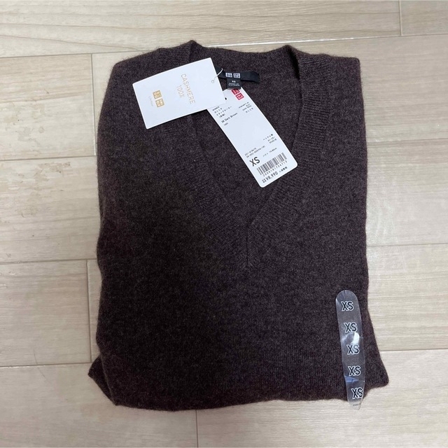 UNIQLO(ユニクロ)の最終値下げ　新品 ユニクロ　カシミヤ Vネックセーター レディースのトップス(ニット/セーター)の商品写真