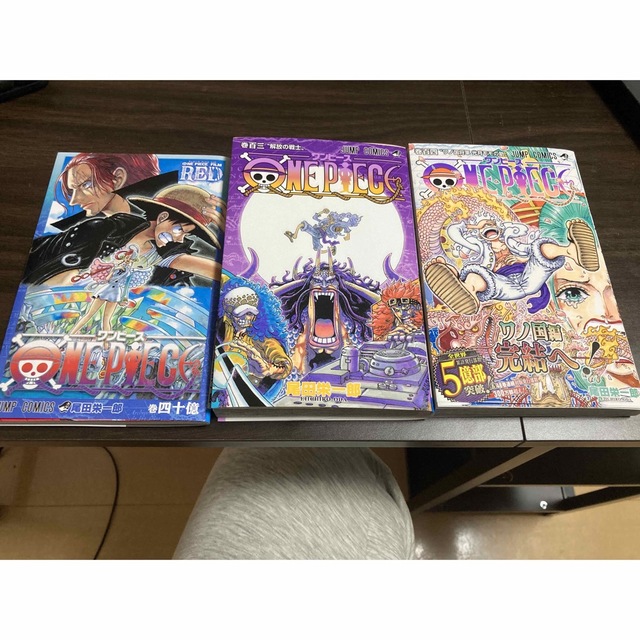 ONE PIECE(ワンピース)のワンピースレッド映画特典＋コミック103巻＋コミック104巻 エンタメ/ホビーの漫画(少年漫画)の商品写真