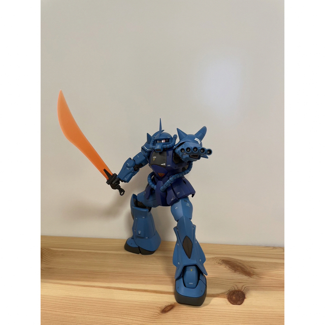 BANDAI(バンダイ)の完成品　MS-07B GOUF MG 1/100 グフ Ver.2.0  エンタメ/ホビーのおもちゃ/ぬいぐるみ(模型/プラモデル)の商品写真