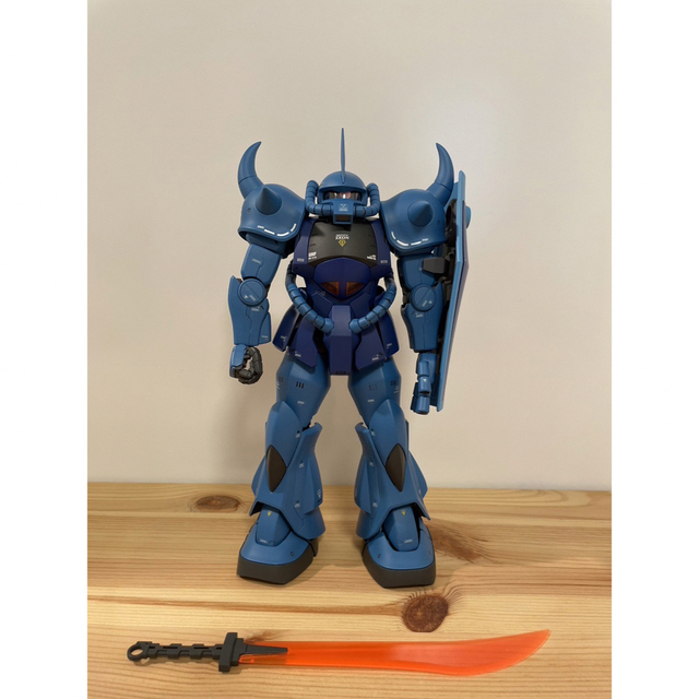 BANDAI(バンダイ)の完成品　MS-07B GOUF MG 1/100 グフ Ver.2.0  エンタメ/ホビーのおもちゃ/ぬいぐるみ(模型/プラモデル)の商品写真