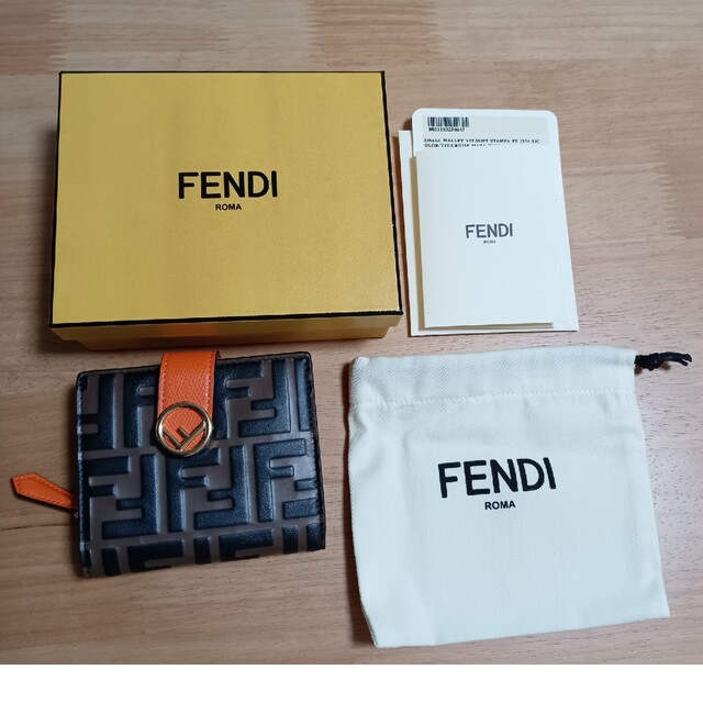 通販でクリスマス FENDI - フェンディ FENDI 二つ折り財布 ズッカ柄