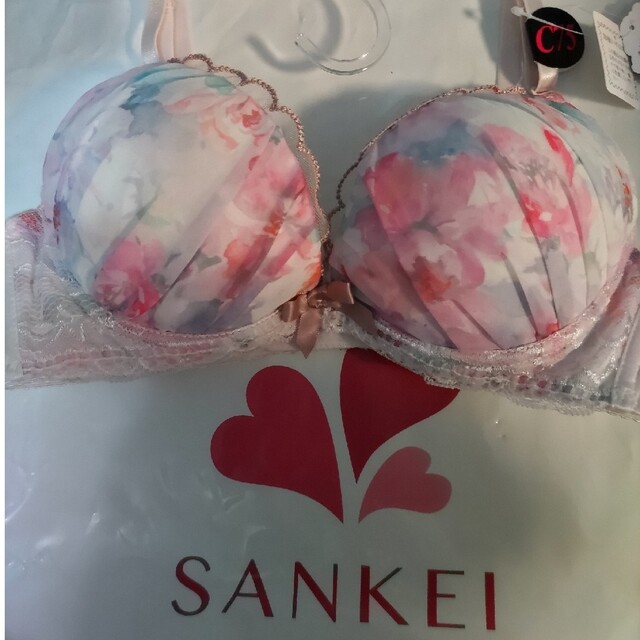 SANKEI(サンケイ)の【新品】三恵　SANKEI　ブラショーツセット　C75/ M　ピンク系花柄 レディースの下着/アンダーウェア(ブラ&ショーツセット)の商品写真