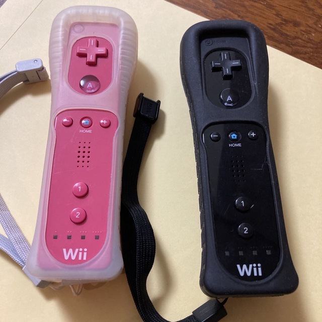 Wii(ウィー)のWii WiiU用 リモコンセット　ピンク　ブラック エンタメ/ホビーのゲームソフト/ゲーム機本体(家庭用ゲーム機本体)の商品写真