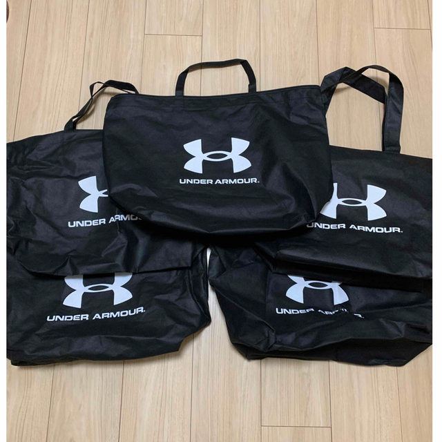 UNDER ARMOUR(アンダーアーマー)のアンダーアーマー  不織布バッグ5個セット メンズのバッグ(トートバッグ)の商品写真