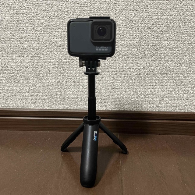 GoPro(ゴープロ)のGoPro HERO7 silver スマホ/家電/カメラのカメラ(ビデオカメラ)の商品写真