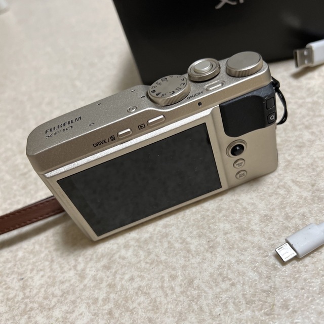 ≪新品級≫ FUJIFILM XF10 シャンパンゴールド