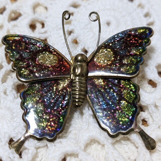 蝶々　ピン　ブローチ　ヴィンテージ　キラキラ　レトロ　バタフライ　昆虫　チョウ レディースのアクセサリー(ブローチ/コサージュ)の商品写真