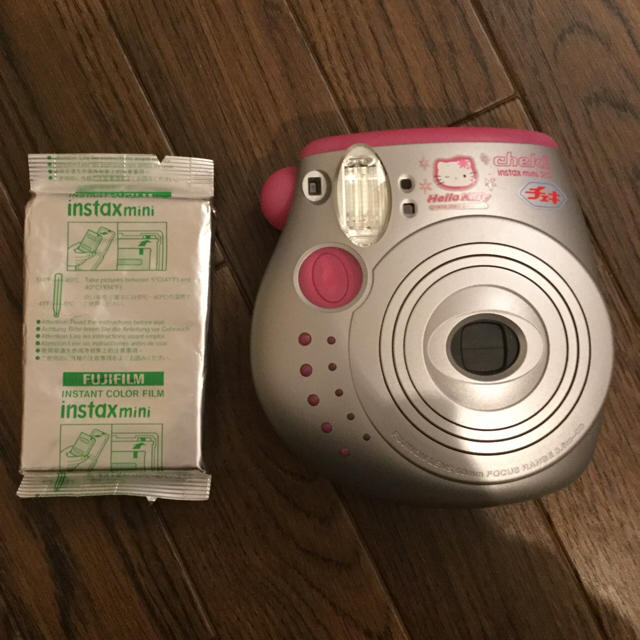 富士フイルム(フジフイルム)のチェキ cheki instax mini 20 ハローキティモデル 本体 スマホ/家電/カメラのカメラ(フィルムカメラ)の商品写真