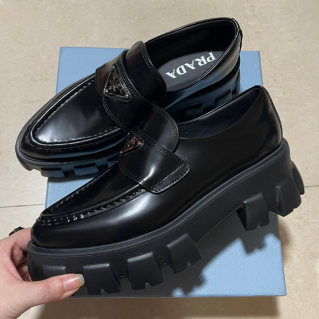 新作PRADA プラダ ローファー