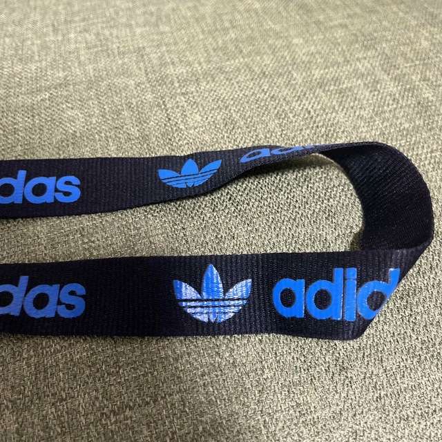 adidas(アディダス)のオリジナルアディダス　ネックストラップ スマホ/家電/カメラのスマホアクセサリー(ネックストラップ)の商品写真