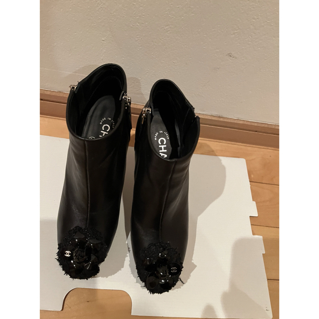 人気デザイナー CHANEL シャネル カメリアブーティ 黒 CHANEL