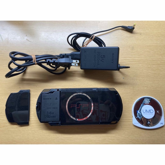 SONY(ソニー)のpsp3000＋グランド・セフト・オート エンタメ/ホビーのゲームソフト/ゲーム機本体(携帯用ゲームソフト)の商品写真