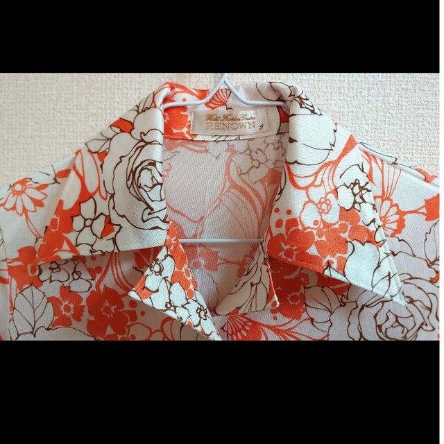 花柄　ボタニカル　半袖　シャツ　オレンジ　レトロ レディースのトップス(シャツ/ブラウス(半袖/袖なし))の商品写真