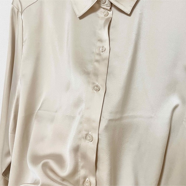 H&M(エイチアンドエム)の H&M サテンシャツ　ベージュ レディースのトップス(シャツ/ブラウス(長袖/七分))の商品写真