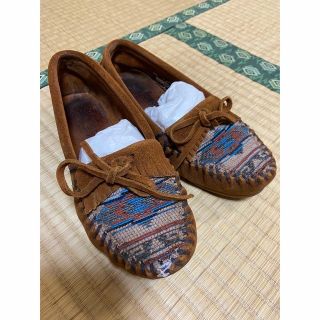 ミネトンカ(Minnetonka)のネイティブ柄刺繍　モカシン(スリッポン/モカシン)