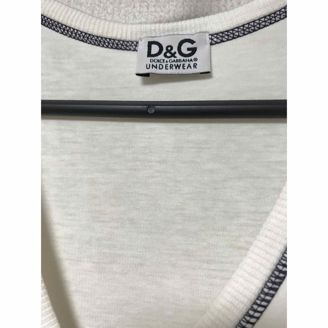 D&G(ディーアンドジー)のD&G アームロゴ Vネックストレッチ Tシャツ メンズのトップス(Tシャツ/カットソー(半袖/袖なし))の商品写真