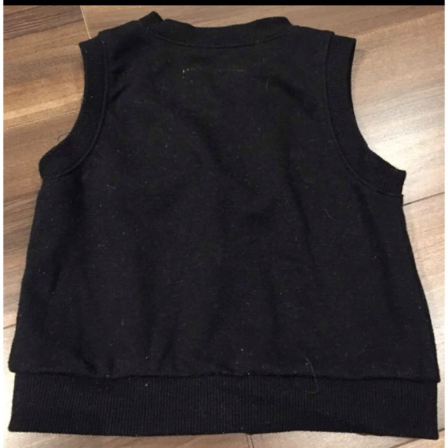 ベスト　ブラック　80cm キッズ/ベビー/マタニティのベビー服(~85cm)(カーディガン/ボレロ)の商品写真