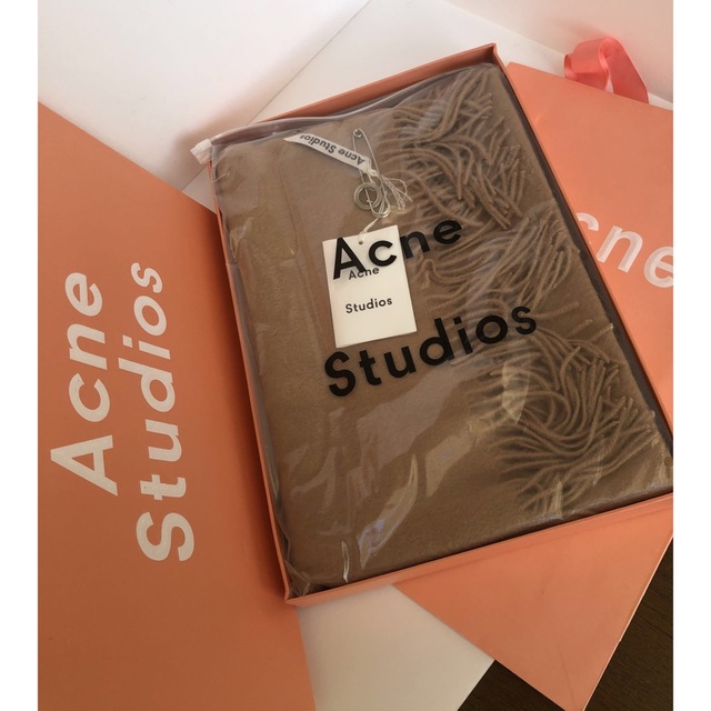Acne Studios(アクネストゥディオズ)のACNE STUDIOSアクネストゥディオズ マフラーキャラメルブラウンおまけ付 レディースのファッション小物(マフラー/ショール)の商品写真