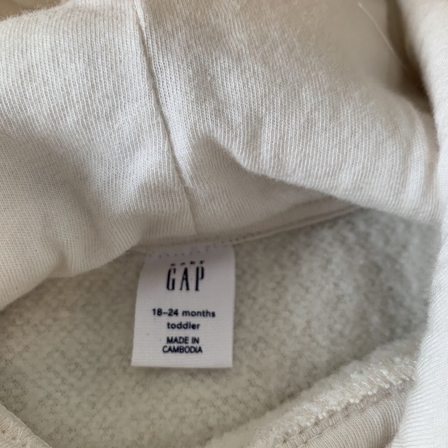 GAP(ギャップ)の子供服　GAP  パーカー　白色　18〜24M キッズ/ベビー/マタニティのベビー服(~85cm)(その他)の商品写真