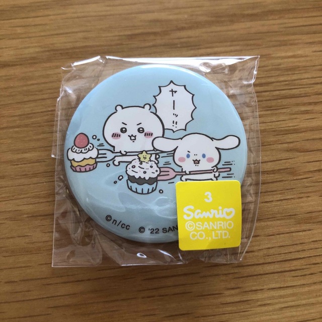 ちいかわ(チイカワ)のちいかわ　ちいかわ×シナモン　缶バッジ エンタメ/ホビーのアニメグッズ(バッジ/ピンバッジ)の商品写真