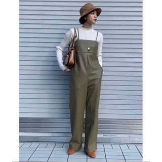 マウジー(moussy)の人気完売商品✴︎カーキレザーサロペット(サロペット/オーバーオール)