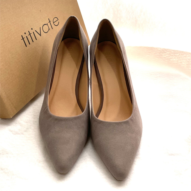 titivate(ティティベイト)のtitivate  ポインテッドトゥパンプス　グレージュ　(01) レディースの靴/シューズ(ハイヒール/パンプス)の商品写真