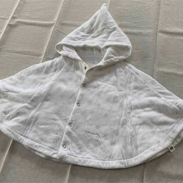 PETIT BATEAU(プチバトー)のプチバトー　ポンチョ　白色　ケープ キッズ/ベビー/マタニティのベビー服(~85cm)(その他)の商品写真