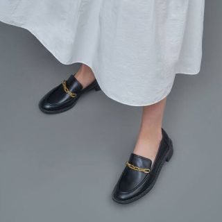 チャールズアンドキース(Charles and Keith)のkkkk様専用CHARLES & KEITH チャンキーチェーンリンク ローファ(ローファー/革靴)